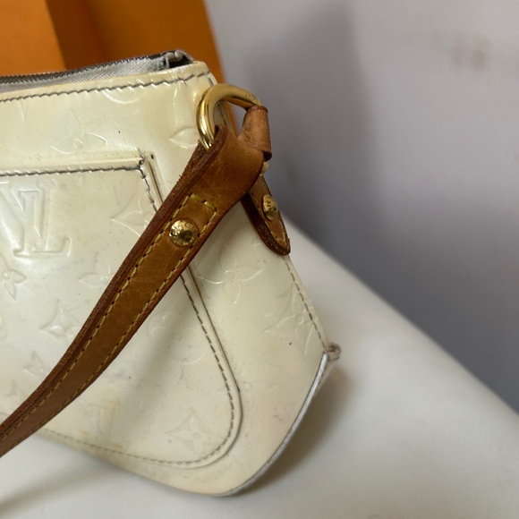 ** WOW** 💫Louis Vuitton Minna Street Vernis Crossbody - Picture 8 of 12